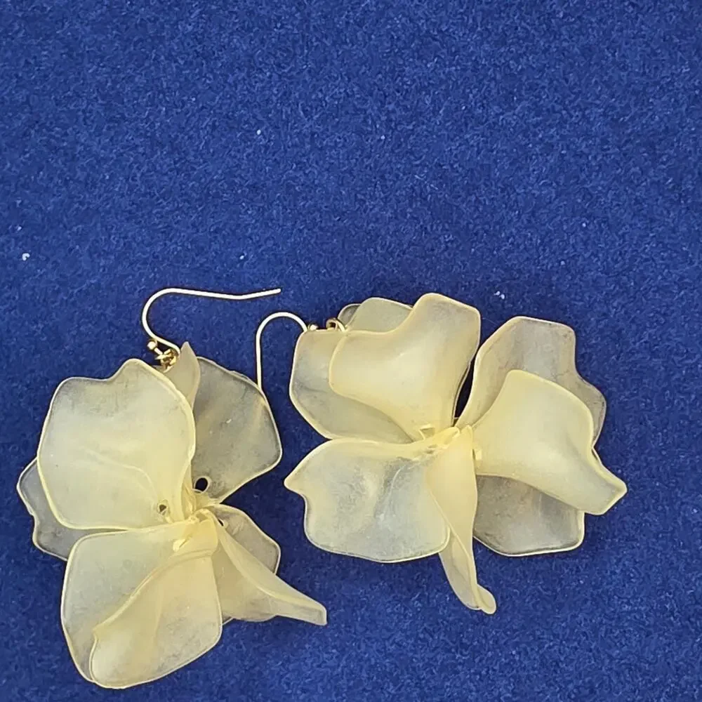 Vintage Light Opaque Cream Floral Dangle Hook Earrings Resin Flower Spring 508